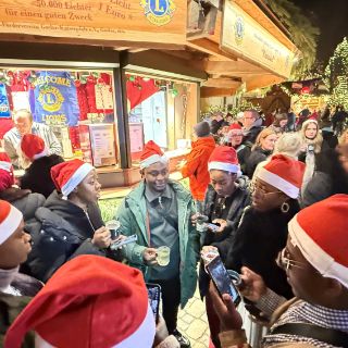 Mitarbeitende der Asklepios Harzkliniken und der Asklepios Klinik Schildautal in Seesen haben sich zu einer besonderen After-Work-Lounge getroffen – sie feierten gemeinsam auf dem Goslarer Weihnachtsmarkt. Die Veranstaltung stand ganz im Zeichen der gelebten Vielfalt und des interkulturellen Miteinanders, das die Teams an den Asklepios-Standorten der Region Harz prägt.