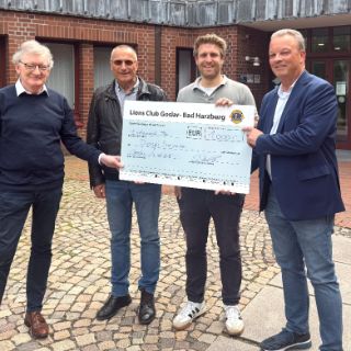 Trafen sich in Goslar zur symbolischen Spendenübergabe:  v.l. Stefan Scheele, stellvertretender Landrat des Landkreises Goslar,  Dr. med.  Klaus-Dieter John, Gründer des Armenhospitals in Peru, Lions-Mitglied und Unternehmer Dominik Werner, sowie Ralf Nehmzow, Asklepios-Sprecher Region Harz 