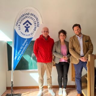 Das Bild zeigt die symbolische Spendenübergabe: Cordula Dähne-Torkler, Vorsitzende des Kinderschutzbundes Braunlage, sowie (r.) Dorian Denner, Klinikmanager der Asklepios Harzkliniken, und Slawomir Kubicki, 2. Stellvertretender Betriebsratsvorsitzender der Asklepios Harzkliniken 
