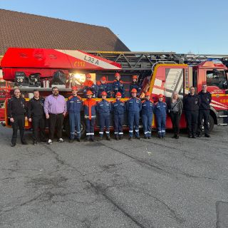 die Mitarbeitenden der Harzkliniken zeigen erneut Herz: Unter dem Motto: „Die paar Cent“ verzichten Kolleginnen und Kollegen der Asklepios Harzkliniken auf die Restbeträge von ihrem Gehalt nach dem Komma, die dann an gemeinnützige Organisationen gespendet werden. So kamen dieses Mal bei der Aktion 289,93 Euro zusammen - die Geschäftsführung erhöhte diesen Betrag auf insgesamt 600 Euro. Die Spende kommt nun der Jugendfeuerwehr Goslar zugute. Auf dem Bild: Mitglieder der Jugendfeuerwehr Goslar, zusammen mit Florian Nachtwey, Asklepios Regionalgeschäftsführer der Region Harz (3.v.l.) und Karin Hille, Betriebsratsvorsitzende der Asklepios Harzkliniken (2. V. rechts)   