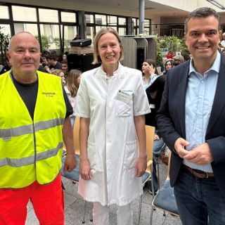 Eröffneten den diesjährigen Präventionstag Stay alive: Schirmherr Dr. Alexander Saipa, Landrat des Landkreises Goslar, Dr. med. Larissa Henze, Ärztliche Direktorin der Asklepios Harzkliniken, Organisator, Asklepios-Notfallmanager Stefan Kruse