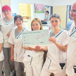 Zum Internationalen Tag der Pflege am 12. Mai setzen die Geschäftsführung und die Pflegedirektion ein besonderes Zeichen der Anerkennung und Wertschätzung: Alle Stationen und Teams der Asklepios Harzkliniken an den Standorten Bad Harzburg und Goslar sowie der Asklepios Klinik Schildautal in Seesen erhalten einen finanziellen Beitrag für ein gemeinsames Team-Event geschenkt. Die Teamleitungen bekamen einen symbolischen Scheck. Die Höhe des Betrags richtet sich nach der Anzahl der Mitarbeitenden im jeweiligen Team, insgesamt sind es knapp 10.000 Euro. Asklepios Harzkliniken-Pflegemanagerinnen Marika Strube, Amanda Körber und Harzkliniken-Klinikmanager Dorian Denner überreichten die Geldgeschenke in den Harzkliniken, Annett Dziuba, Pflegedirektorin in der Schildautal-Klinik Seesen, und die dortige Pflegebereichsleitungen Regina Wand und Thomas Achtelik taten dies in der Asklepios Klinik in Seesen. 
