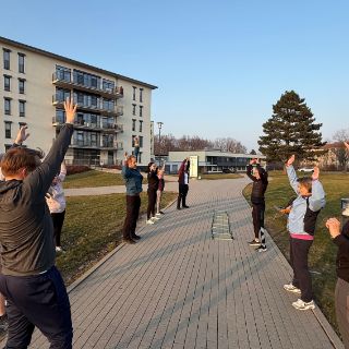 it im Alltag: Jetzt starteten die Laufkurse für Mitarbeitende der Asklepios Harzkliniken, mit Sportwissenschaftlerin und Spitzenathletin Miriam Paurat. Das Ziel: Gemeinsam mit Kolleginnen und Kollegen den Goslarer Altstadtlauf am 3. Mai 2026 erfolgreich absolvieren. 