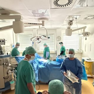 Großer Andrang und Begeisterung beim Ausflug in die Praxis: Anlässlich des „Zukunftstags“  informierten sich Schülerinnen und Schüler in den Asklepios Kliniken der Region Harz vor Ort über den Alltag in einem Krankenhaus sowie über die unterschiedlichen Berufe und deren Ausbildungswege in den Kliniken. In der Asklepios Harzklinik Goslar durften Schülerinnen und Schüler ab zwölf Jahren den Klinik-Alltag hautnah miterleben, dabei bekamen sie Einblicke hinter den Kulissen. Beispielsweise stellten Mitarbeitende der Zentralen Notaufnahme und der Physiotherapie ihre Arbeit vor, die jungen Leute lernten etwas über den Ablauf von Operationen (hier auf dem Bild) und über Sonographie oder Reanimation für Laien.  
