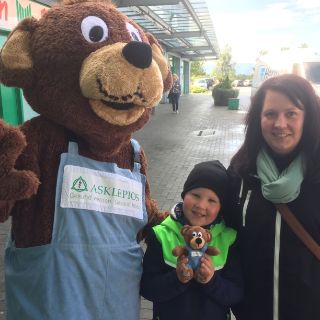Der Asklepios Teddybär, Maskottchen,  auf Tour, hier mit Linus und seiner Mutter in Goslar