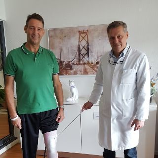 Bild: Reiterlegende Sloothaak mit Chefarzt Dr. Liebau