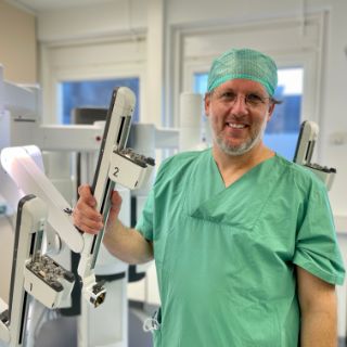 Prof. Christian Wülfing operiert urologische Patient:innen mit Hilfe eines Operationsroboters.