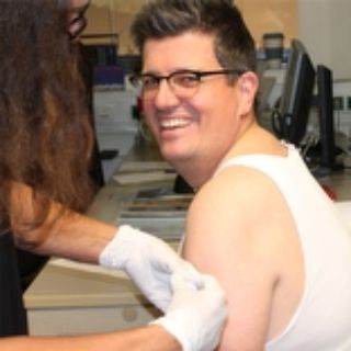 PD Dr. Maul bei der Grippeschutzimpfung
