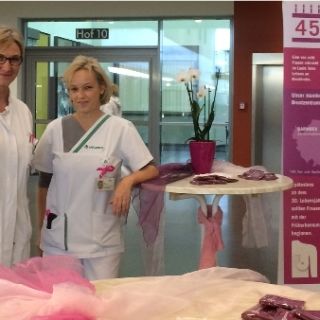 Chefärztin Dr. Scholz und Breast Care Nurse Ina Dietrich am Infostand