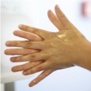 Bild von zwei sich waschenden / desinfizierenden Händen