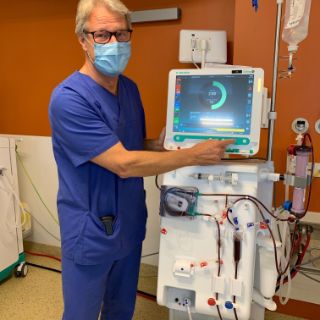chefarzt jürgen linzer bei der arbeit am dialysegerät
