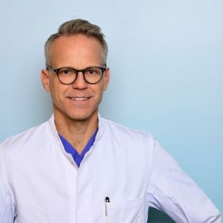 Das Bild zeigt Prof. Dr. Tobias Martens, Chefarzt Neurochirurgie Asklepios Klinik St. Georg