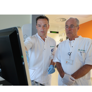 Chefarzt Prof. Dr. Dr. Christian Friedrich Weber und Leitender Oberarzt Dr. Michael Mönk verschaffen sich ein Bild der Gerinnungssituation ihres Patienten