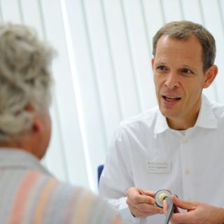 Dr. Niggemeyer im Gespräch mit einem Patienten