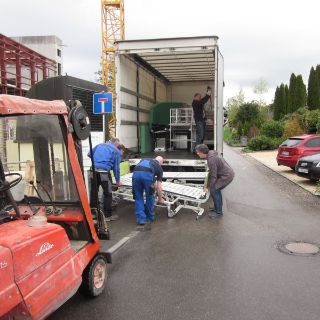 Gemeinsames Anpacken beim Verladen der Spenden an der Asklepios Klinik Lindau