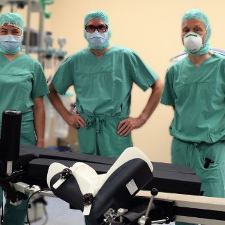 Professor Dr. Heiko Graichen, Dr. Wolfgang Scior und Stephanie Ritt, Leiterin des OP-Pflegeteams.