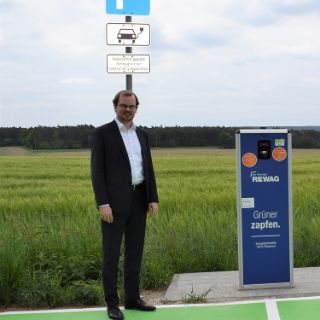 Marius Aach (links) und Peter Donhauser bei der E-Ladesäule mit zwei Anschlüssen.
