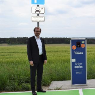 Marius Aach (links) und Peter Donhauser bei der E-Ladesäule mit zwei Anschlüssen.