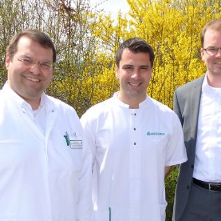 PD Dr. Konstantinos Kafchitsas, Dr. Ilias Gkantounas und Klinik-Geschäftsführer Marius Aach. 