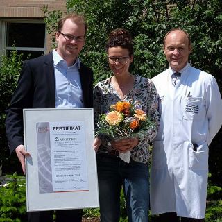 Stolz auf die Zertifizierung. Marius Aach, Sandra Hänsel und Prof. Dr. Heiko Graichen.