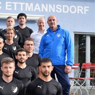 Die Mannschaft des SC Ettmannsdorf mit Oberarzt Boris Herbst und Trainer Mario Albert (oben rechts). 