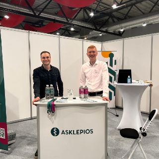 Das Bild zeigt Herrn Norman Leschke sowie Ronny Schulz am Messestand der Klinik