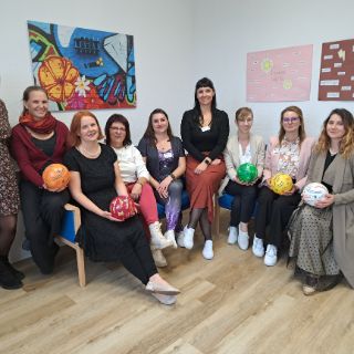 Das Foto zeigt das Team der Tagesklinik Finsterwalde in den neuen Räumlichkeiten der Klinik. 