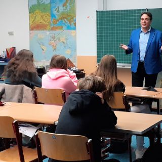 Dr. Christian Glöckner steht auch für Unterricht in Oberviechtach und der Region zur Verfügung