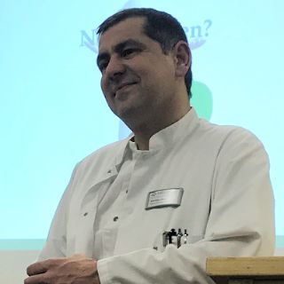 Dr. Stanislav Fezev beim Vortrag über Blutarmut