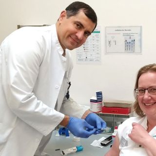 Als eine der ersten im Oberviechtacher Krankenhaus ließ sich Funktionsoberärztin Eva-Maria Zitzmann von ihrem Kollegen Oberarzt Stanislav Fezev gegen die Grippe impfen. 