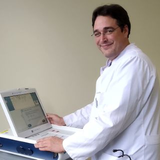 Dr. Christian Glöckner bei der elektronischen Abfrage der Herzschrittmacher-Daten. 