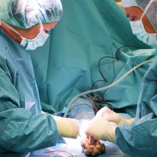 Stephan Goetze operiert den Bruch eines Handgelenks