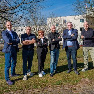 Das Bild zeigt den Chefarzt Pr. Dr. med. Scherk, Nidayet Kent, Liudmilla Hannemann, Stefan Koob, Dr. Klaus Blass sowie Dr. Marcus Raveund die Geschäftsführerin Frau Rennerich
