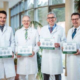 Hohwalder und Radeberger Führungskräfte freuen sich über die AOK-Auszeichnungen für die Top-Leistungen ihrer Teams