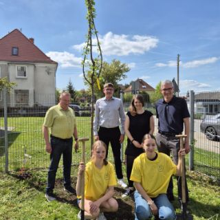 Schule und Klinik pflanzen gemeinsam Kirschbäume