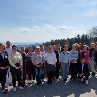 Bild: Gruppe an Mitarbeiter:innen des Sozialdienstes vom Asklepios Kliniken Cluster Ostbayern