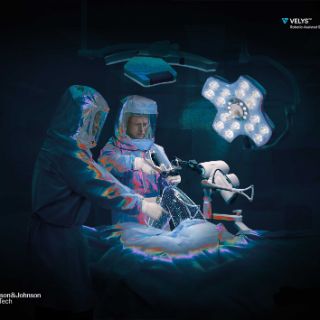 Das Motiv zeigt den Velys-Roboter und zwei Ärzte