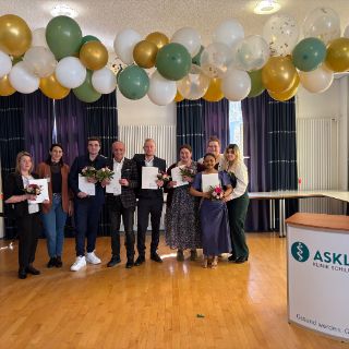 In feierlichem Rahmen verabschiedete das Asklepios Bildungszentrum Harz (BIZ) an den Standorten Seesen und Goslar insgesamt 16 Absolventinnen und Absolventen der Pflegeausbildung. Zahlreiche Mitarbeitende, Kolleginnen und Kollegen sowie Familien und Freunde nahmen an den Examensfeiern teil und würdigten gemeinsam die Leistungen der Auszubildenden. Ein besonderer emotionaler Höhepunkt war zudem die Verabschiedung von Karl-Heinrich Koch, der seit 2020 als Pflegepädagoge am Bildungszentrum in Seesen tätig war und nun in den Ruhestand tritt.