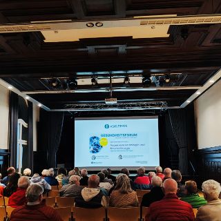 Zahlreiche Besucherinnen und Besucher informierten sich beim Gesundheitsforum im Seesener Jacobson-Haus - Dr. med. Ralph Thinius, Chefarzt der Neurologie und der Neurologischen Frührehabilitation der Asklepios Klinik Schildautal Seesen, sowie Professor Dr. med. Kai-Michael Scheufler, Chefarzt der Neurochirurgie und zugleich Ärztlicher Direktor der Schildautal Klinik, berichteten über „Neues aus der Neurologie und der Neurochirurgie“. Die Veranstaltung stach diesmal besonders durch die vielen Fragen der Besucherinnen und Besucher an die beiden Chefärzte hervor.  