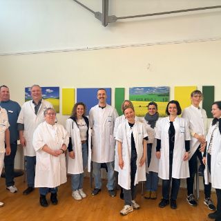 Eine ärztliche, pflegerische und therapeutische Delegation des Klinikum Chemnitz hat jetzt die Asklepios Klinik Schildautal besucht, um sich vor Ort über die Neurologische Frührehabilitation (NFR) zu informieren. Hintergrund ist, dass das Klinikum plant, selbst eine neurologische Frührehabilitation aufzubauen. Während ihres Besuchs tauschten sich die Fachkräfte intensiv mit den Expertinnen und Experten der Klinik über Strukturen, organisatorische Abläufe und praktische Erfahrungen aus. 