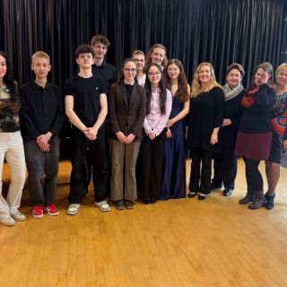 Es erklangen Werke von Chopin, Haydn und anderen Komponisten, ein musikalischer Hochgenuss: Schülerinnen und Schüler der studienvorbereitenden Ausbildung der Kreismusikschule Goslar e.V. gaben ein besonderes Konzert in der Asklepios Klinik Schildautal in Seesen – und begeisterten das Publikum. Das Motto der Veranstaltung war: „Asklepios Kultur“, in Zusammenarbeit mit der Kreismusikschule Goslar. 