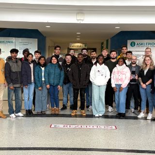 Mit herzlichen Empfängen und vielen Informationen rund um den Start hat das Asklepios Bildungszentrum Harz an seinen Standorten in Goslar und in Seesen insgesamt rund 50 neue Pflege-Auszubildende begrüßt – sie haben dort ihre dreijährige Ausbildung zur Pflegefachfrau bzw. zum Pflegefachmann begonnen