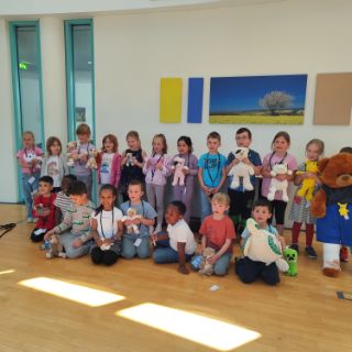 Teddybärsprechstunde2025B Insgesamt mehr als 60 Kinder im Alter von fünf bis sechs Jahren kamen mit ihren „kranken“ Stofftieren an drei Terminen zur „Teddy-Sprechstunde“. Die Vorschüler:innen der Städtischen Kindertagesstätte Astfeld, der Kindertagesstätte „St.-Annen-Straße“ aus Seesen sowie der Kita „Am Schulplatz“ aus Seesen erlebten kürzlich einen Vormittag mit umfassenden Einblicken in den Klinik-Alltag, um den  jungen Gästen die Abläufe im Krankenhaus näherzubringen.