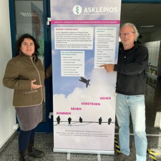 Das Bild zeigt den Behandlungsleiter PSM Dr. Weinsberg und seine neue Kollegin Frau Grinman