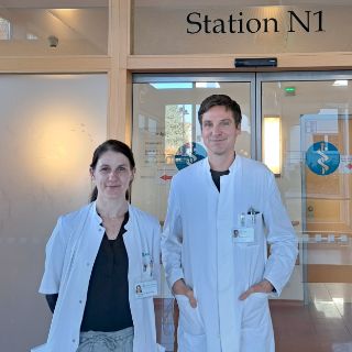 Zwei Ärzte posieren