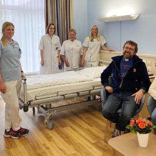 Das Motiv zeigt Mitarbeitende in einem der neuen Palliativzimmer in der Nordseeklinik.
