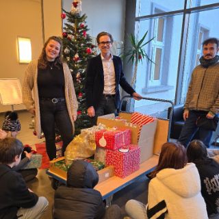 Übergabe_Geschenke_AWO