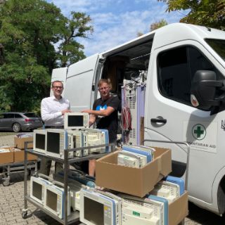 Till Sander und Jan Czarnetzki beim Verladen der Hilfsgüter