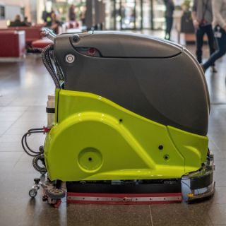 Foto des Der autonom reinigenden Service-Roboters „Adlatus“ im Foyer der Asklepios Klinik Barmbek