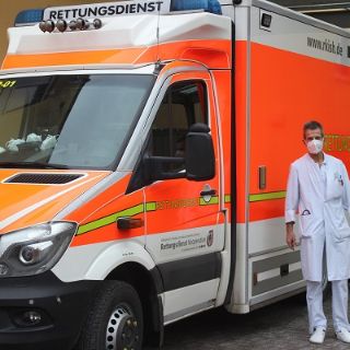 Dr. Ulrich Neumann, Leiter der Zentralen Notaufnahme aus dem Asklepios Westklinikum Hamburg, vor einem Notarztwagen